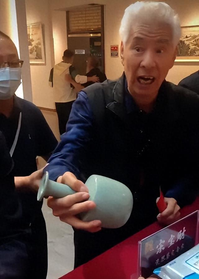 奥特曼玩弹珠游戏（到底有多少犟种老头）