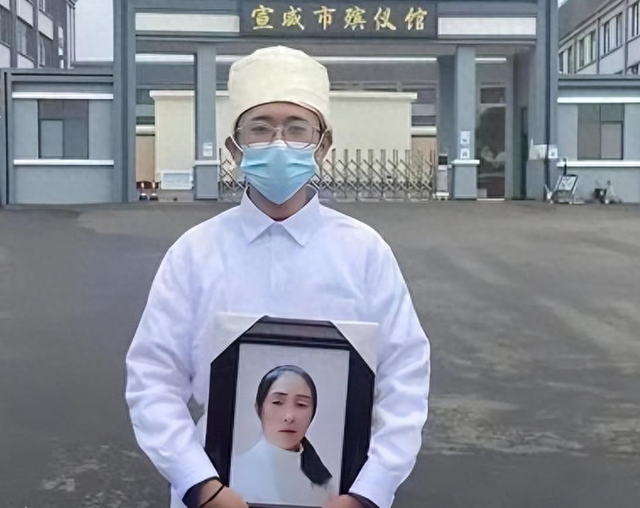 母亲去世1713天后，父亲被执行死刑，儿子拒领骨灰，亲戚：白眼狼