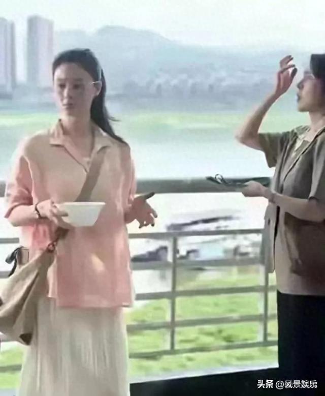 41岁的蒋欣在重庆炸街，瘦成排骨胸筷子腿仍凹凸有致有魅力