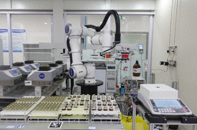 对话服贸会丨北京航空航天大学教授刘宇宙：“AI+新材料”助力绿色能源技术瓶颈突破