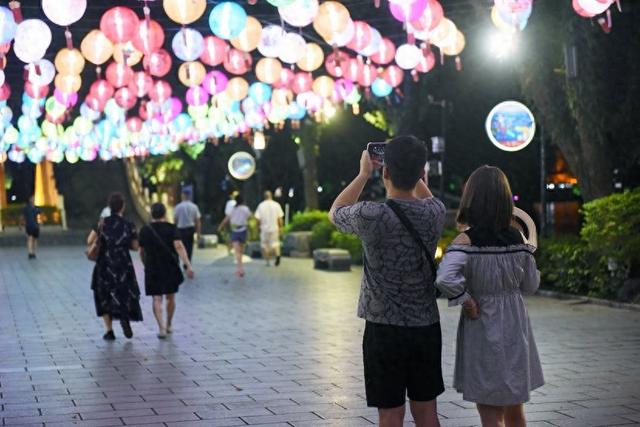 童趣花灯、瑶家篝火晚会、米粉节、草原集市…… 国庆中秋假期 带着家人一起去畅玩