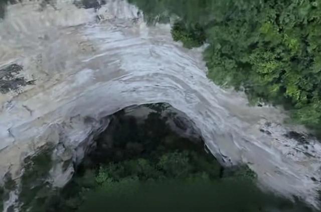百米天坑中部明清时期修建的古寨几十年无人能进，据说藏有宝藏