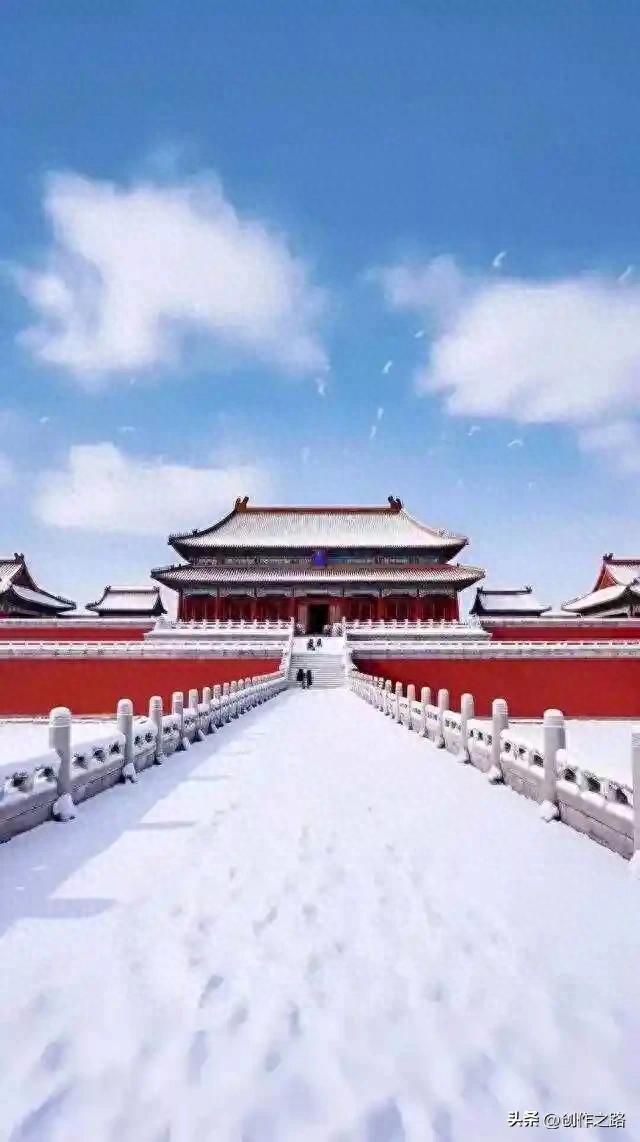 雪霁霞光里，故宫入画来。