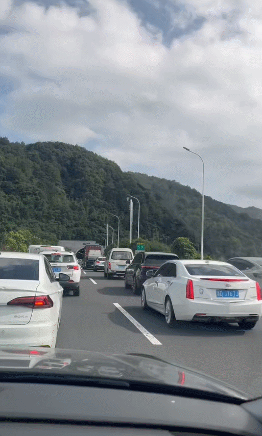 导航建议“下高速更快”，国庆假期第一天，多少杭州人堵在了路上