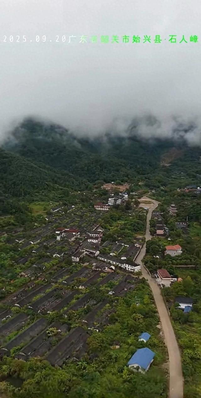 韶关有一处小镇名为：石人嶂，目前杂草丛生，倍感凄凉