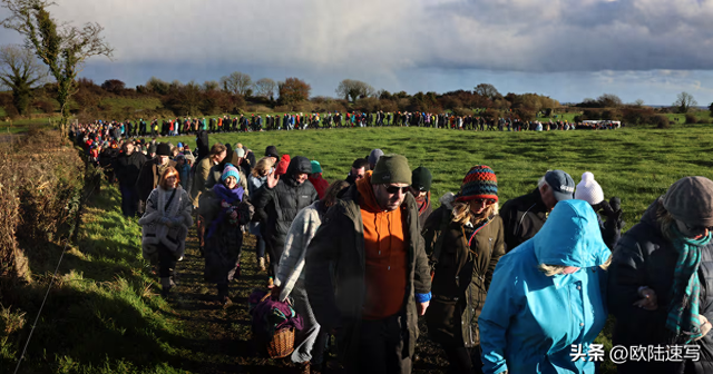 数千爱尔兰人泪别作家马根，他的骨灰将永远守护这片“神圣之地”