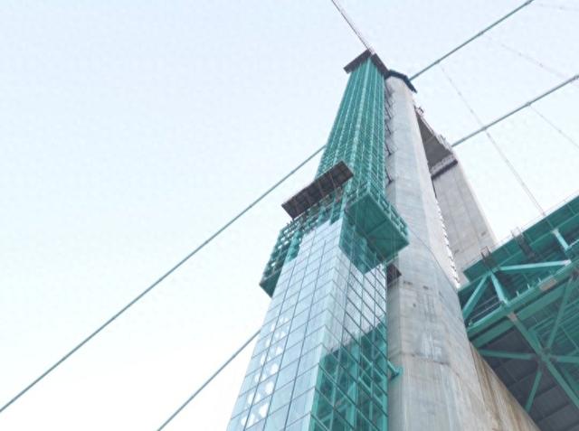 可直达河上800米！在建世界第一高桥“空中电梯”已封顶，预计今年9月底通车