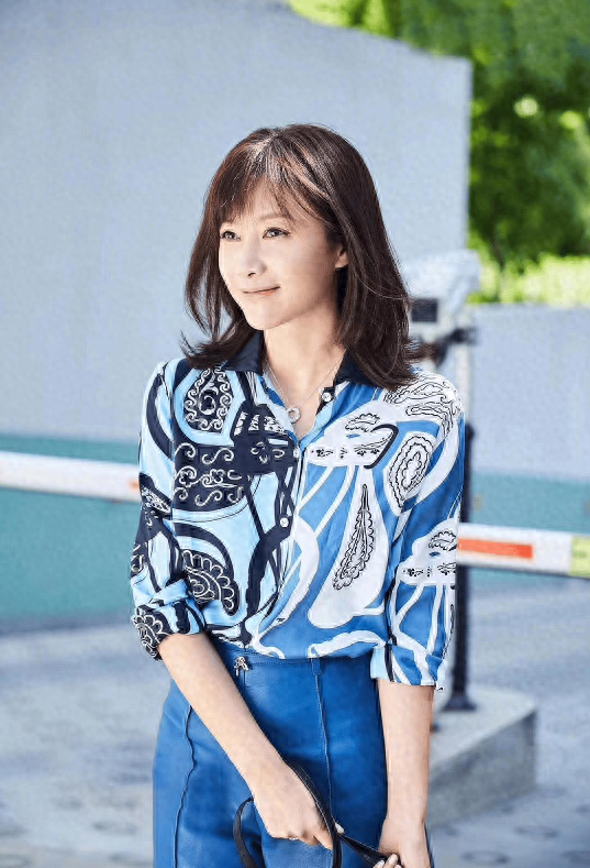 私生活"混乱"？定居国外的"风流才女"徐静蕾，为自己的行为买了单