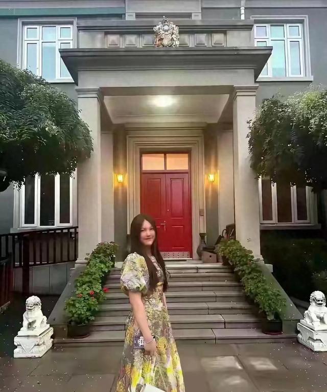 李湘在平台晒自家北京小院。大到让网友以为是景区，真的太有钱了