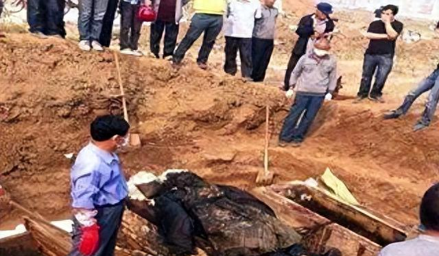 2006年，北京挖出龙袍干尸，留明朝发髻却穿大清龙袍，他是谁？