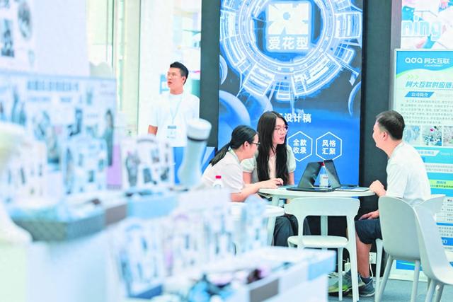 钱江观潮丨设计效率提升40倍，成本直降70% AI“织”出诸暨袜业新经纬
