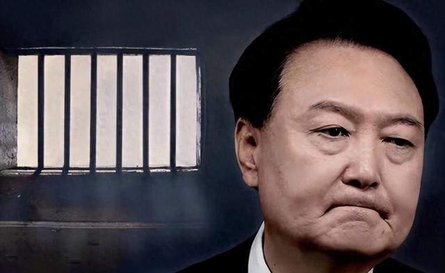 64岁的尹锡悦，为了从李在明手里活命，脱了衣服在囚室满地打滚