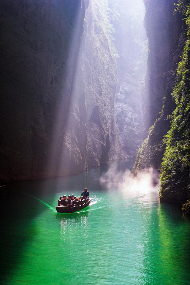 舟行碧波上 人在画中游