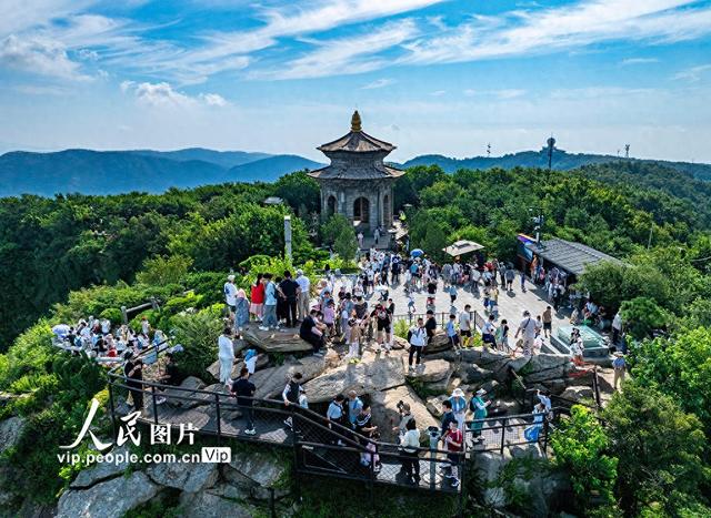 江苏连云港：花果山游人如织