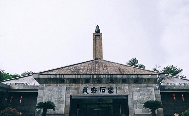 我国一小县城水塘被抽干后，发现世界第九大奇迹！专家无法解释？