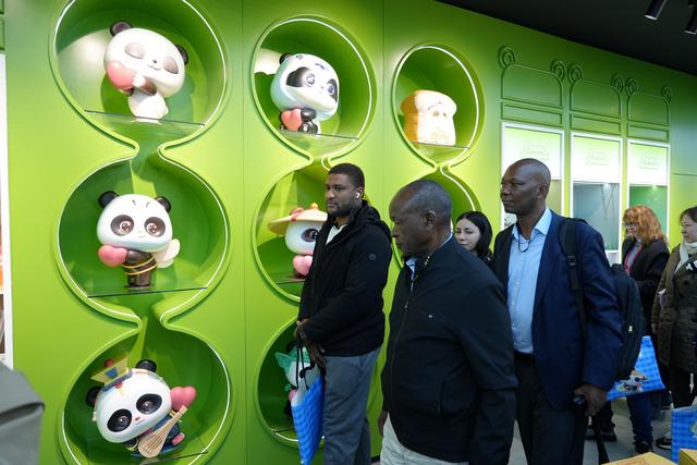 成都熊猫文创“圈粉”驻华使节、外交官