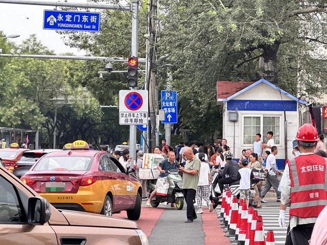 乱！公园设免费停车场，旅游大巴为何还占路停车上下客？