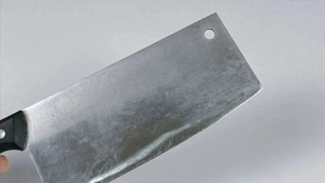 家里菜刀有圆孔的要留意	，我也是才知道，上面居然还有个隐藏功能