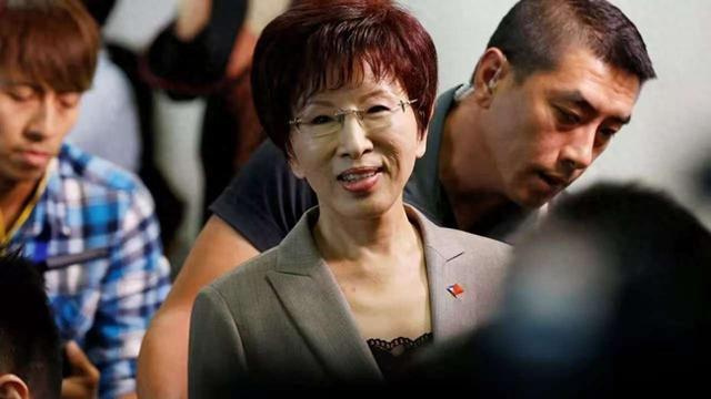 洪秀柱抵达北京，发表郑重表态，民进党急眼了，国民党却令人心寒