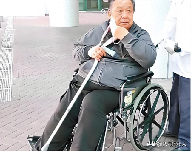 出名后出轨保姆、气死原配，如今77岁的他晚景凄凉，子女与其割席