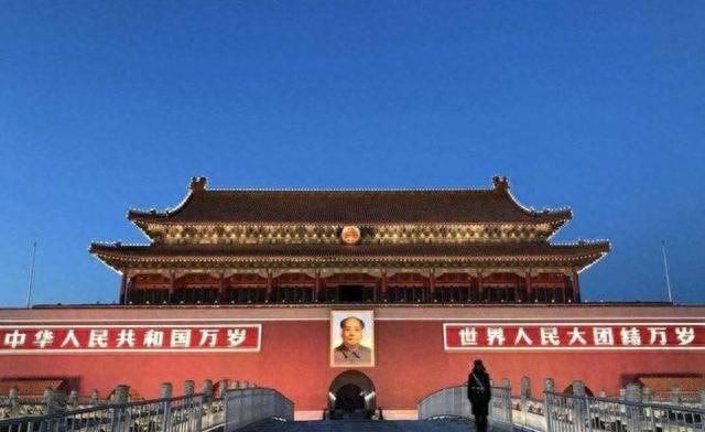 为何天安门不悬挂毛主席的照片，反倒要挂主席的画像？