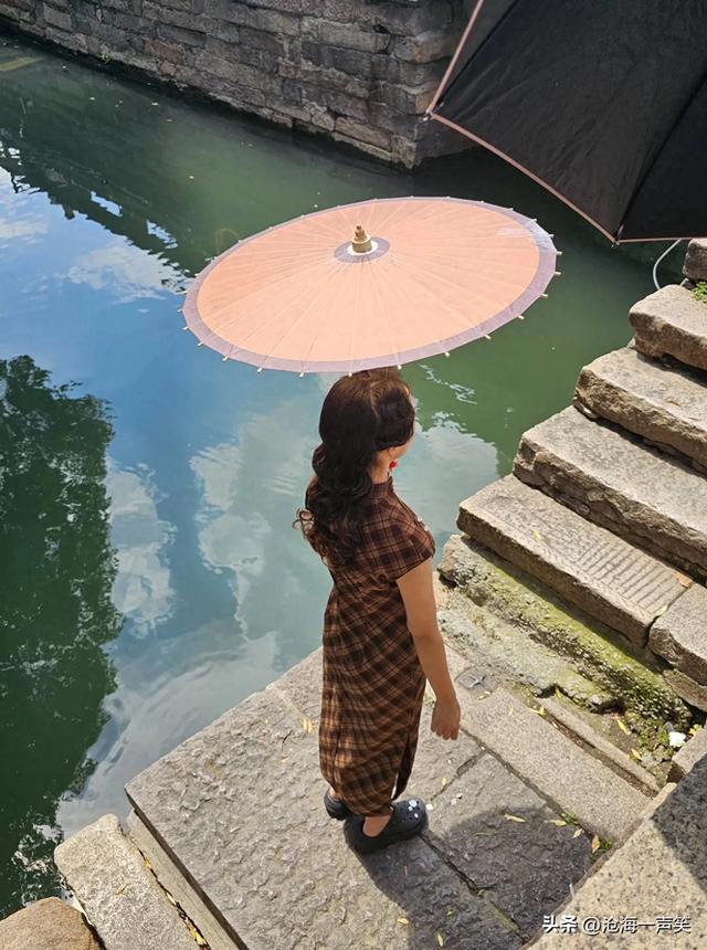平江路打伞避暑的姑娘，平静的河水，悠悠的乌篷船，悠久的历史