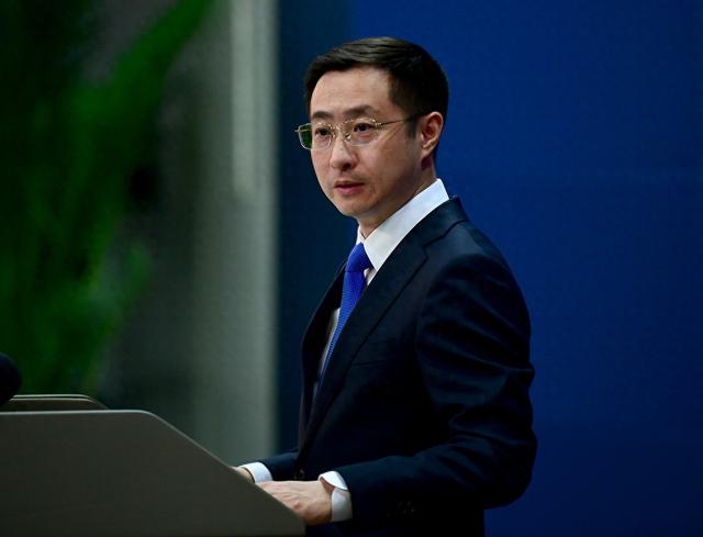 局势恶化，中国遭7国围攻，外交部接下挑战书，1招让西方骑虎难下