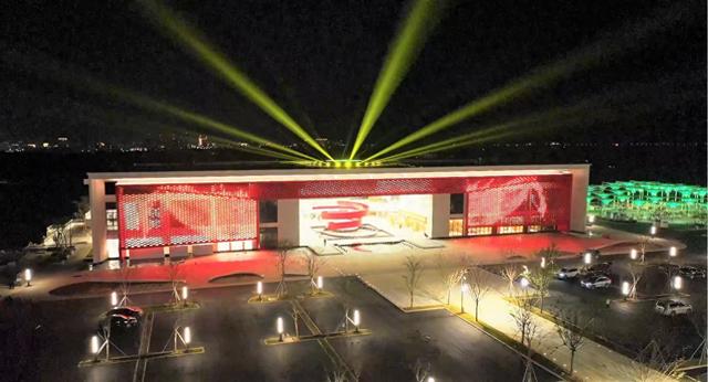 先睹为快！龙门温泉主题服务区上演“赛博朋克”灯光秀