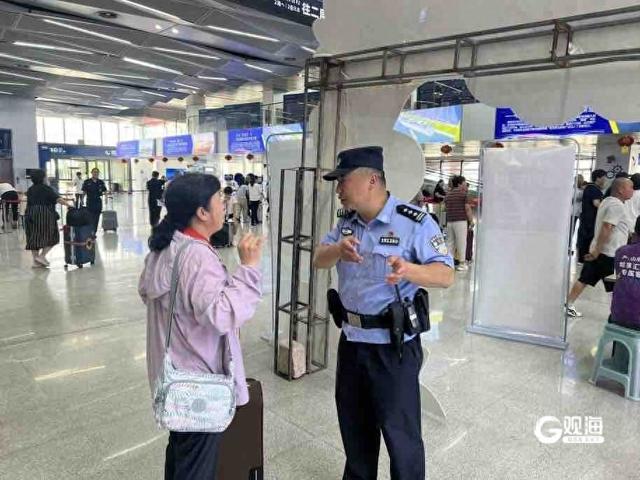 “海上旅游 文明‘邮’你”！市北“志愿红”携手港航“警察蓝”倡文明