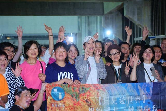 香港百人团畅游宜昌    TVB女星带队品肥鱼访三峡