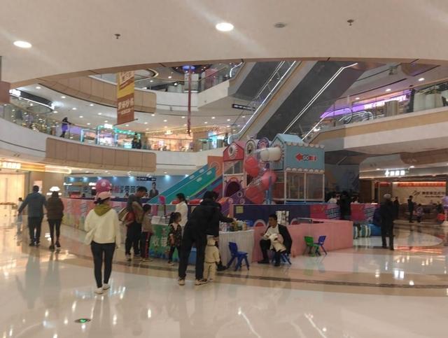 气温降低 商场成为遛娃好去处
