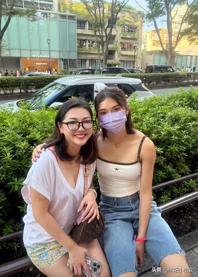 东京的街头偶遇吴艳妮:走路都能带来一股风的气势！美的太耀眼！