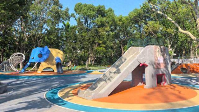 还记得杨浦公园的大象滑梯吗？它带着“象素乐园”回来啦