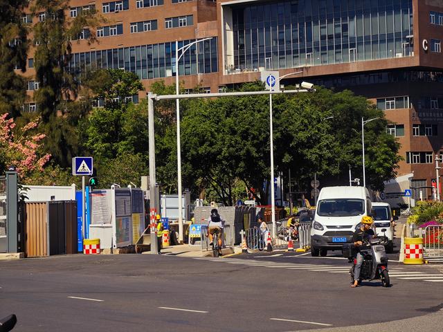 从学苑大道入大沙河绿过大学城后进深圳弯公园流花山景点【高清】