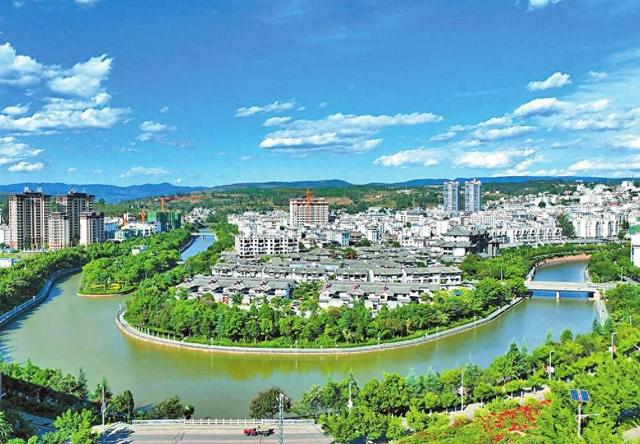 【旅居云南】永仁县精细管护城市环境 阳光引客来 绿美留人住