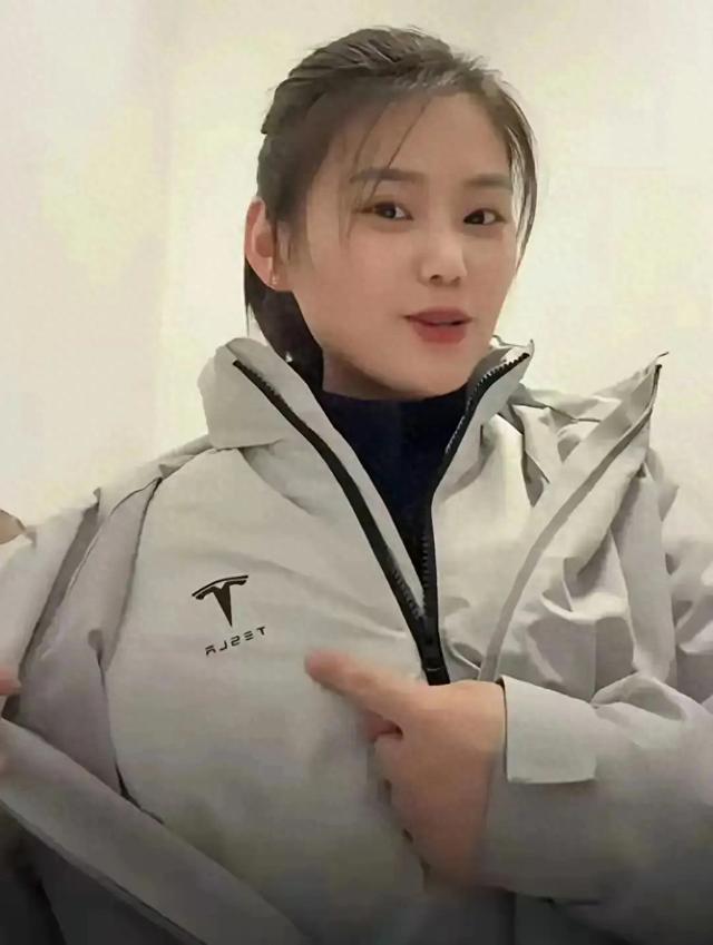 特斯拉员工晒工服	，自豪的说，一年四季都不用买衣服。