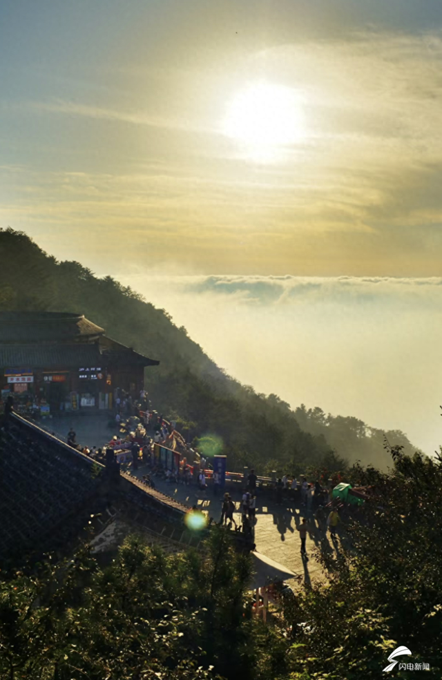 组图丨泰山云雾锁峰峦 静谧景致醉游人