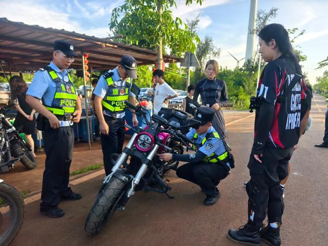 “小摩托”护航“大旅游”警察秒变游客暖心人