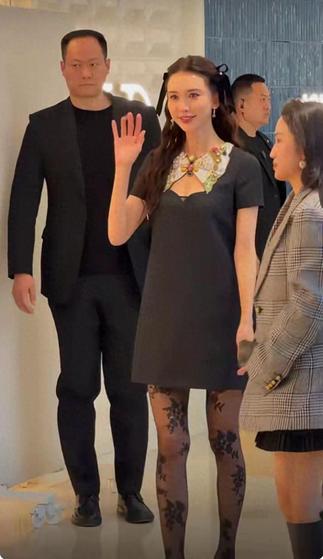 用力过猛！51岁林志玲硬凹“少女感”，网友：甜美不再，尬，真尬