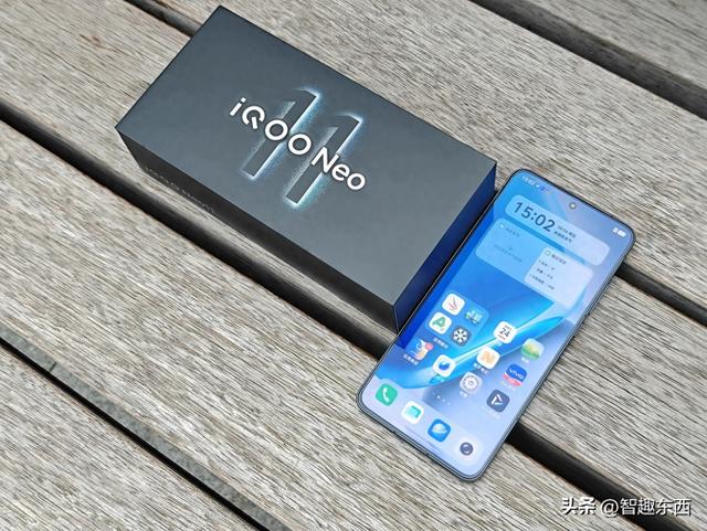 2K屏同档高配！ 双芯iQOO Neo11电竞手机初体验