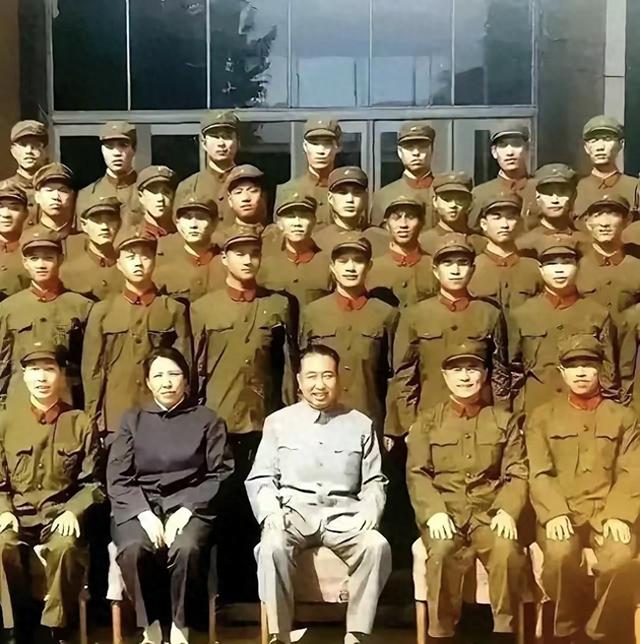 1981年	，华国锋主席即将卸任的时刻，与警卫部队士兵一同合影留念