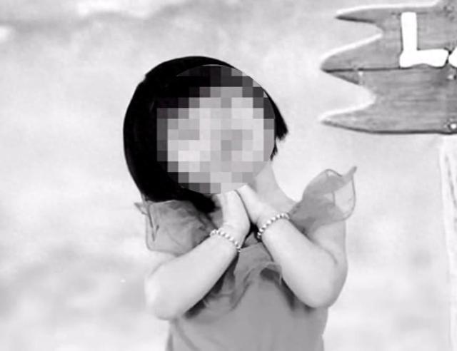 “12岁女孩被虐待致死案”生父再审被改判十三年六个月 生母：感到遗憾，尊重法律判决