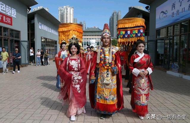 红衣银饰藏多少密码？当文成侍女穿过2025，让我懂了传承的活法！