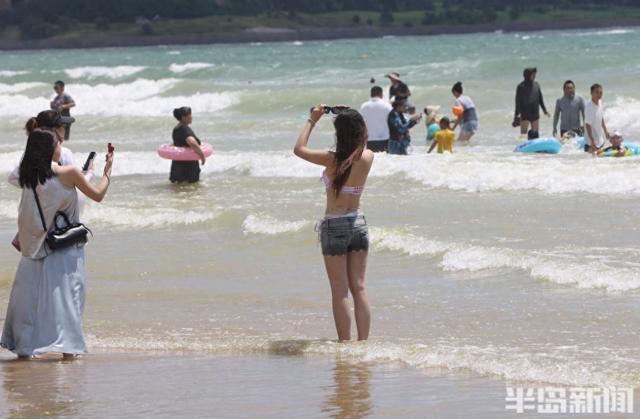 海水浴场周末人气“爆棚”