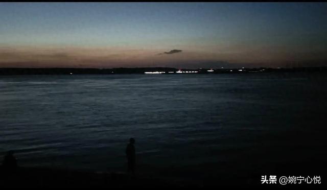 美文: 夏日晚七时的长江