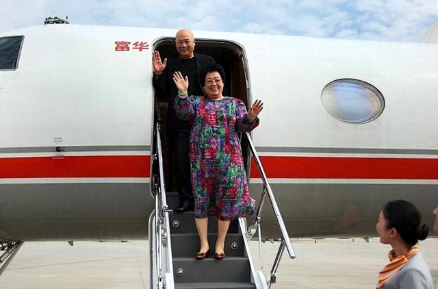 身价过百亿	，坐拥北京一条街，出门私人飞机，京圈内的富婆都有谁