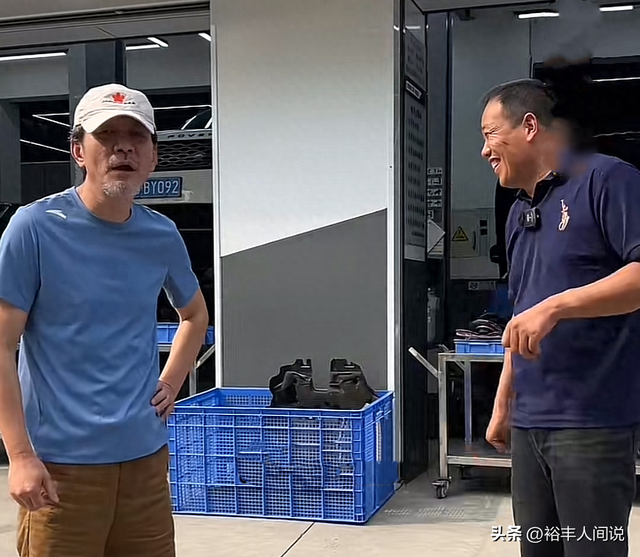 江珊老公田小洁外出修车，胡子花白穿拖鞋，大G买七年才跑2.7万