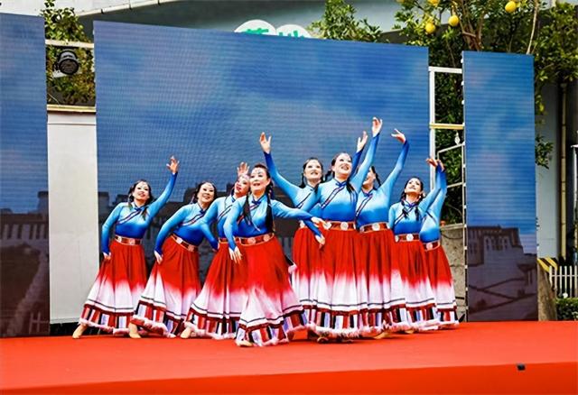 把重阳节过成“才艺派对” 这些杭州老人攒出中西合璧的“文化大餐”