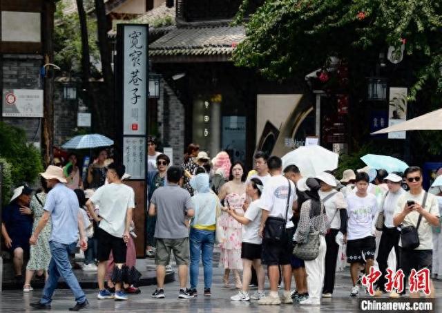 成都宽窄巷子暑期旅游人气旺