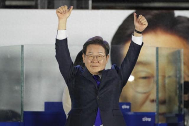 从美国回来后，李在明彻底不装了？当着全世界的面，韩国已经做出选择，我外交部回应意味深长